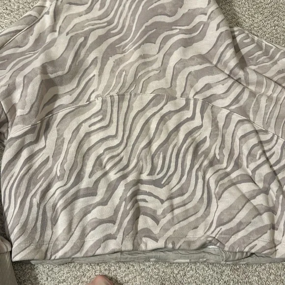 Sweaty Betty Cropped Hoodie in Ivory Tiger Print Medium - Picture 8 of 9